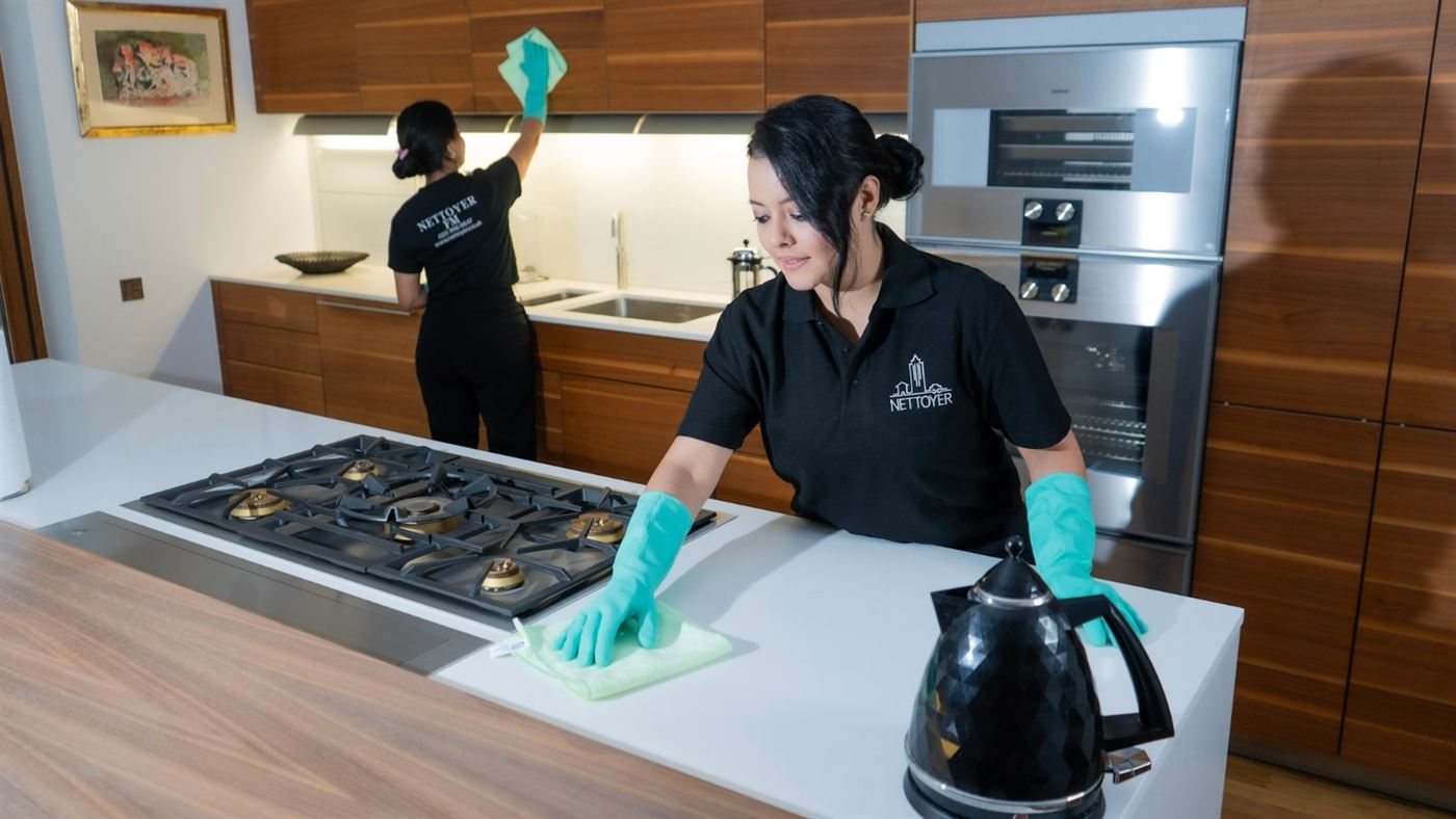Nettoyer operatives cleaning a kitchen
