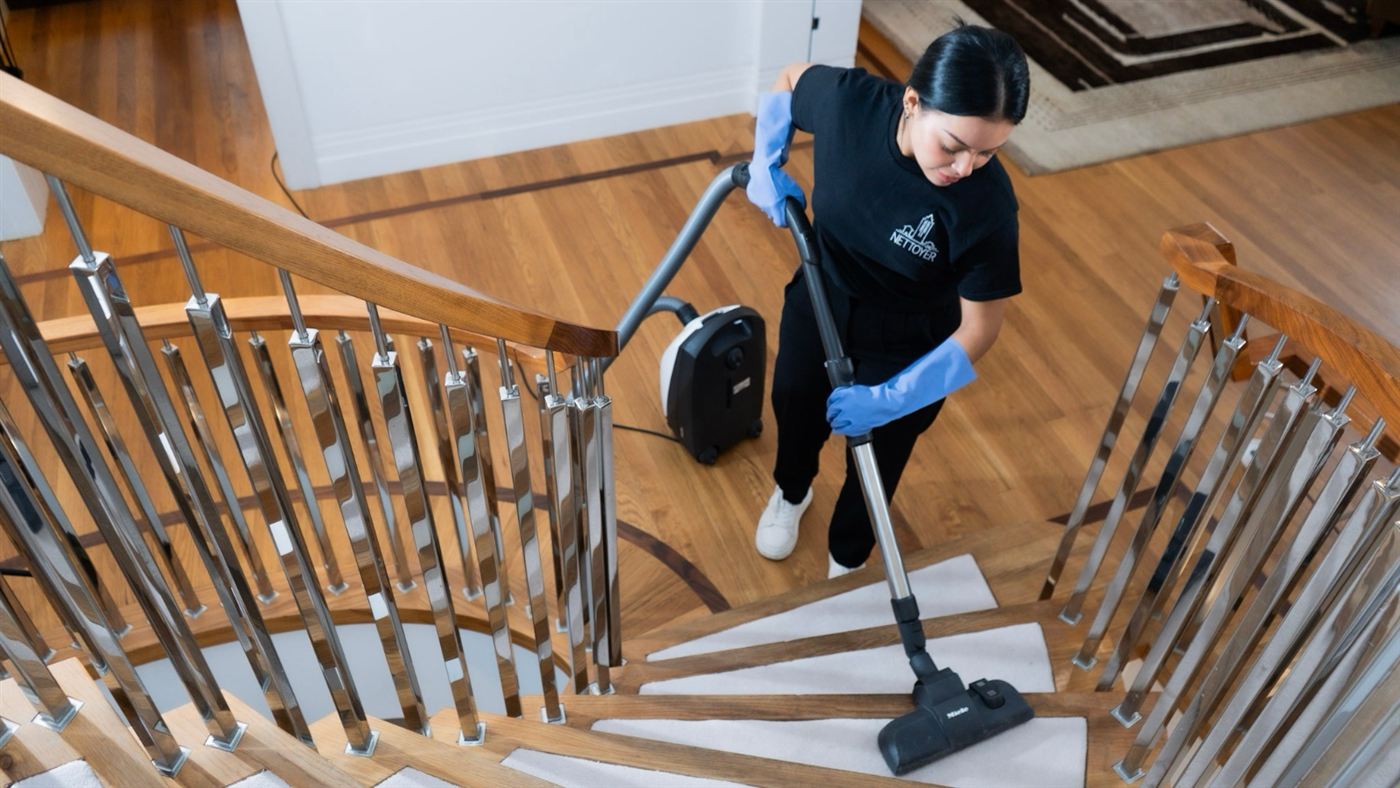 Nettoyer operative vacuuming a staircase